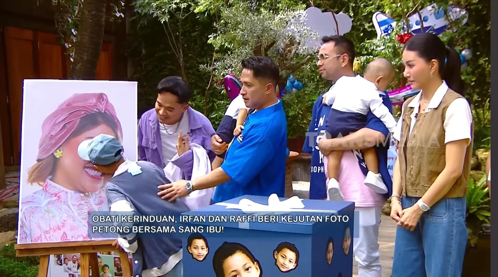 Fatih Mencium Foto Mpok Alpa (YouTube FYP Trans TV)